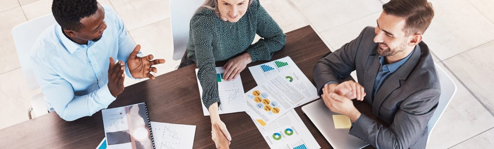 Réunion de travail sur la stratégie btob d'une agence.