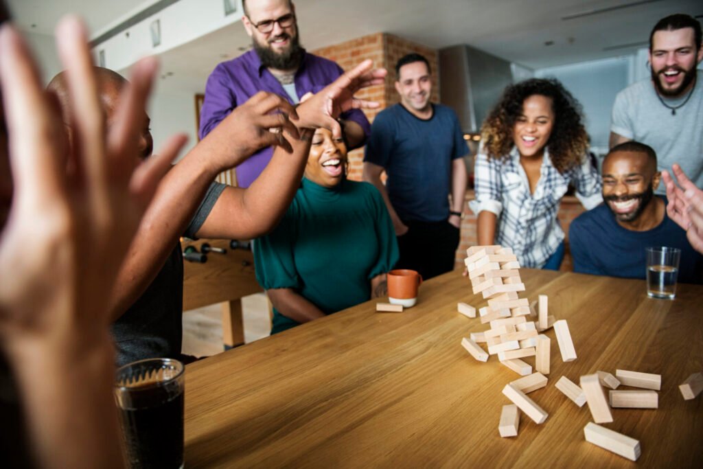 Le challenge ludique recourt à la gamification – l’intégration de mécaniques de jeu – dans l’animation commerciale. Il introduit des règles amusantes, des défis quotidiens, des équipes ou un univers fictif, afin de rendre la compétition plus divertissante. Les vendeurs prennent plaisir à participer tout en restant concentrés sur les objectifs. 