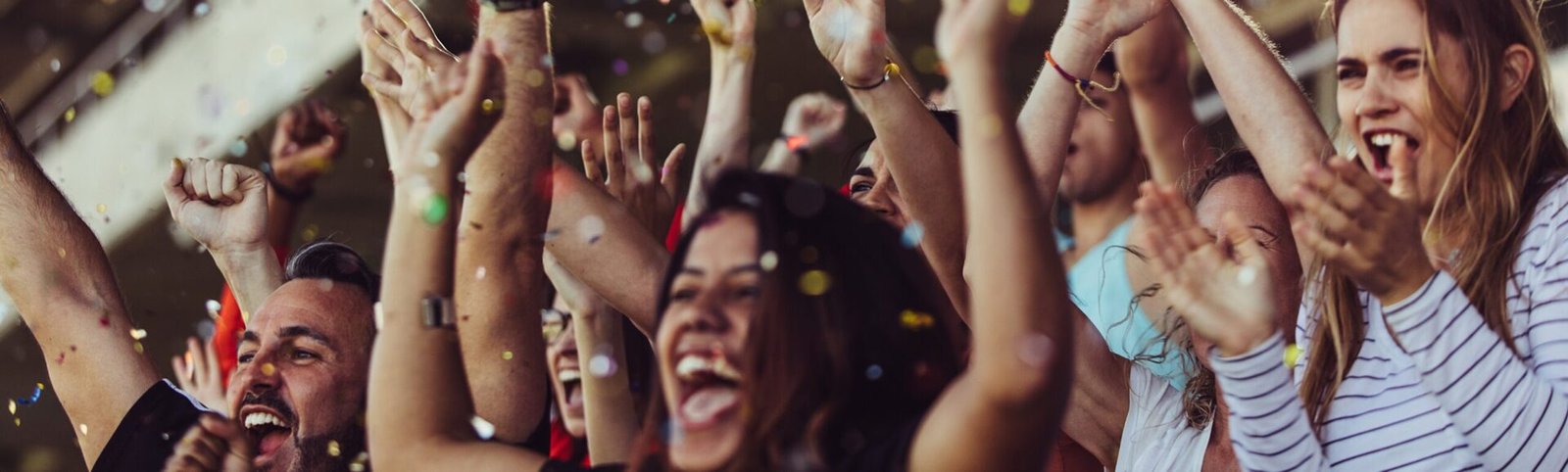 des supporters en train d'applaudir pendant un match